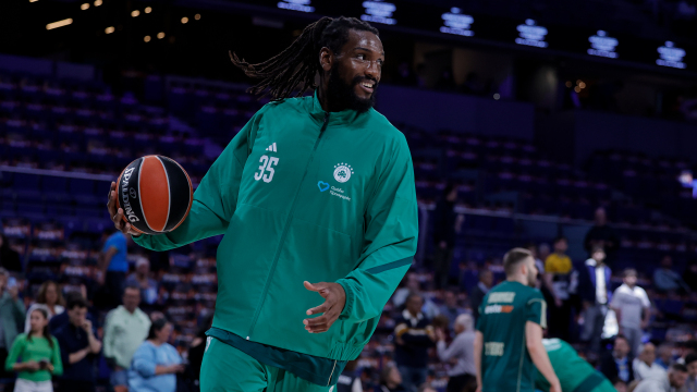 Κένεθ Φαρίντ: Αυτό είναι το μηνιάτικο του Αμερικανού που βγάζει... μάτια με τη φανέλα του Παναθηναϊκού στην Ευρώπη - Βίντεο 