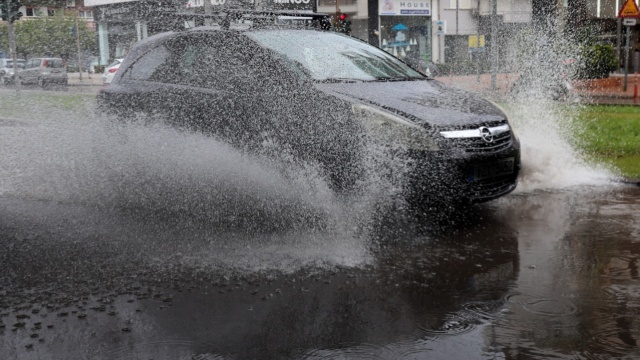 Διακοπή κυκλοφορίας στη Νέα Μάκρη λόγω καθίζησης του οδοστρώματος