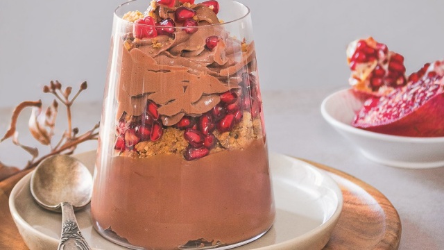 Μους σοκολάτας με κόκκινο κρασί, κραμπλ καρυδιού και ρόδι
