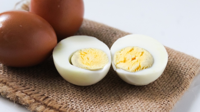 Τι σημαίνει το πρασινωπό «δαχτυλίδι» που σχηματίζεται γύρω από τον κρόκο στα βραστά αβγά;