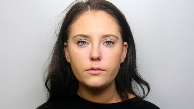 22χρονη στη Βρετανία ανάρτησε γυμνές φωτογραφίες της πρώην συντρόφου του πατέρα της και κατέληξε στη φυλακή