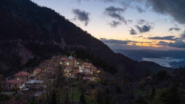 Φιδάκια: Γιορτινή απόδραση στο χωριό-ησυχαστήριο της Ευρυτανίας
