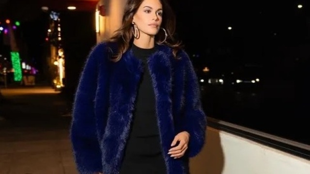 Η Κάια Γκέρμπερ μας δίνει ιδέες για τις εμφανίσεις των γιορτών με ένα total look από τη Mango
