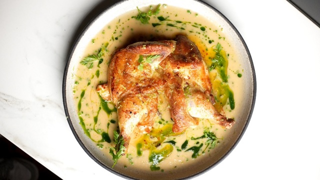 Nonnas Gastronomy: Η κουζίνα της γιαγιάς συναντά τη σύγχρονη τεχνική στη σκιά της Ακρόπολης