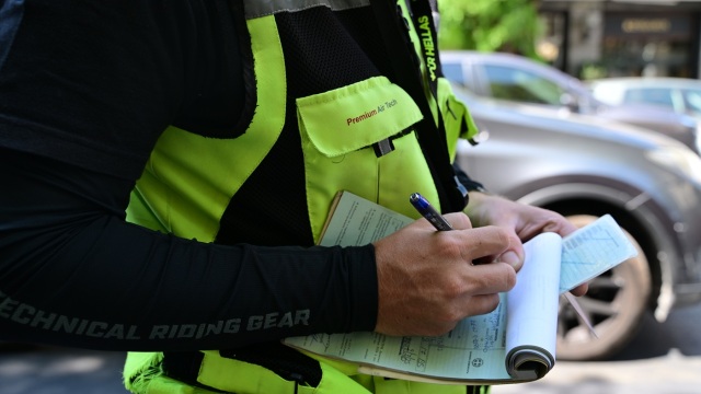 Από τουλάχιστον 7 οδηγούς είχε πάρει χρήματα ο αστυνομικός στον Βόλο που συνελήφθη γιατί έσβηνε κλήσεις και επέστρεφε πινακίδες