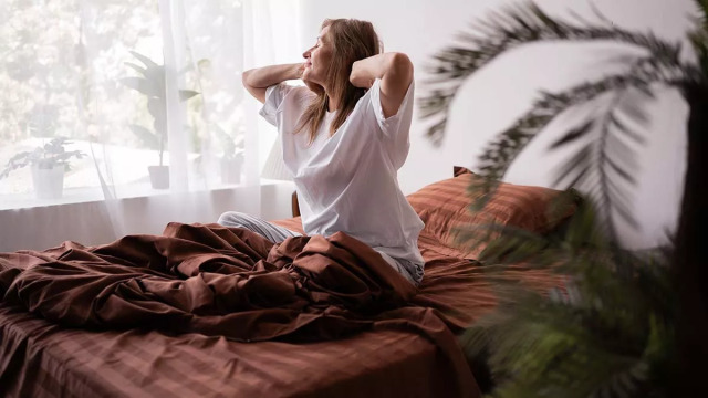 Γιατί ξυπνάμε νωρίτερα όσο μεγαλώνουμε; Οι επιστήμονες έχουν την απάντηση