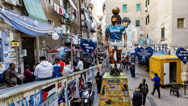 Ο υπερτουρισμός «σκοτώνει» τη Νάπολη: Η πόλη μετατρέπεται σε... θεματικό πάρκο Μαραντόνα, η Καμόρα αφήνει τα ναρκωτικά για τα Airbnb και τα ενοίκια αυξάνονται 40%