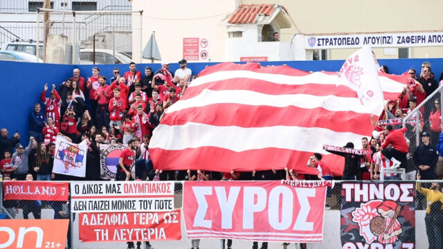 Επική σκηνή στη Σύρο: Φαντάρος βλέπει από τη σκοπιά το ματς του Ολυμπιακού