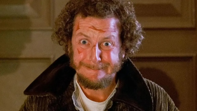 Ο «κακός» από το Μόνος στο Σπίτι κατηγορείται ότι επιχείρησε να προσλάβει ιερόδουλη, του επιβλήθηκε πρόστιμο από την αστυνομία