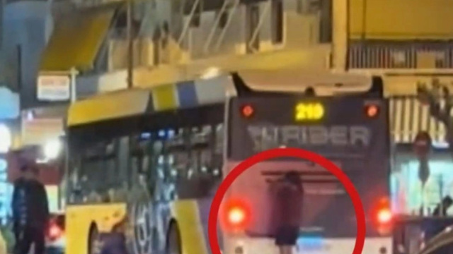 Νεαρός στην Καλλιθέα κρεμάστηκε από λεωφορείο με πατίνι για λίγα views