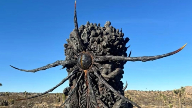 Ανατριχιαστική κατασκευή με «νεκρά» σώματα στη μέση της ερήμου
