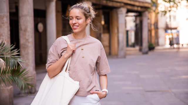 Η άνοδος της «analog bag»: Το αναλογικό αντίβαρο στο αδιάκοπο scrolling