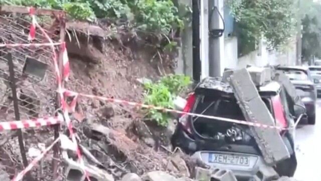 Μαντρότοιχος κατέρρευσε στη Βουλιαγμένη λόγω της κακοκαιρίας και καταπλάκωσε αυτοκίνητο
