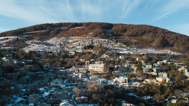 Η Ελλάδα μέσα από τα πέτρινα καλντερίμια της: 6 oικισμοί που αξίζει να εξερευνήσετε
