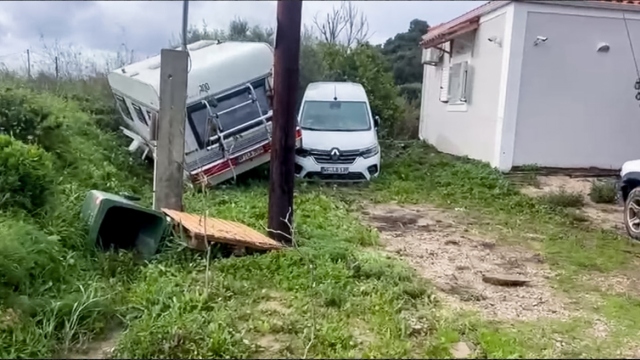 Κακοκαιρία «Byron»: Τουρίστες στη Φοινικούντα βγήκαν από το παράθυρο και κολύμπησαν για να σωθούν