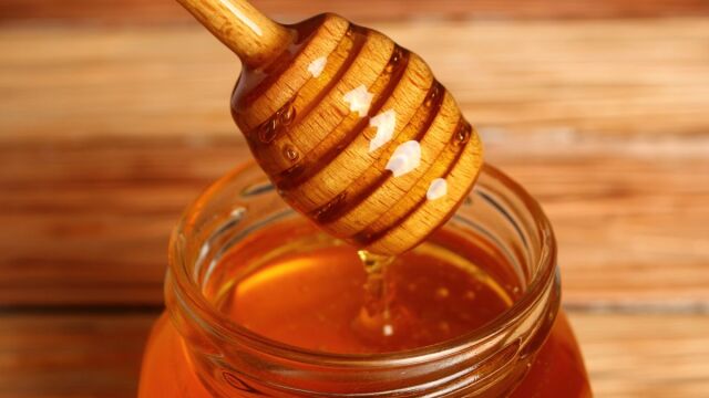 Μέλι Βυτίνας: Ο μελισσοκόμος Γιώργος Παπαντωνίου μάς μιλά για τον λευκό χρυσό της ορεινής Γορτυνίας