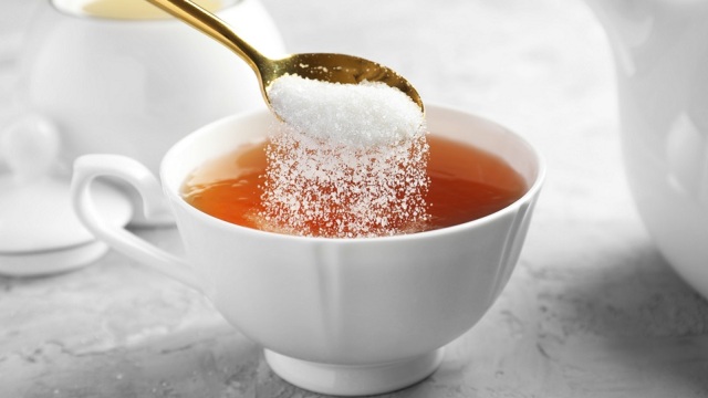 Τι είναι πραγματικά η ζάχαρη; Όσα χρειάζεται να γνωρίζουμε για τα είδη της, την παραγωγή και την κατανάλωση