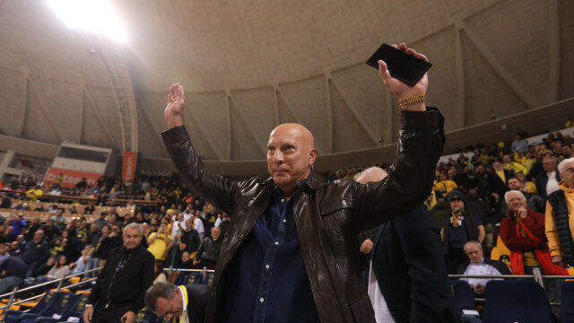 «Και φέτος οι ευχές σας ήρθαν κυριολεκτικά από όπου ζουν Έλληνες», έγραψε με αφορμή την ονομαστική του εορτή ο Νίκος Γκάλης 