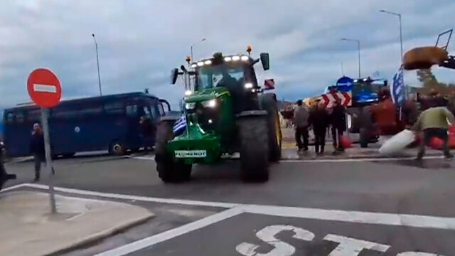Αγρότες έσπασαν με τα τρακτέρ τους τον αστυνομικό κλοιό στο ύψος του Κάστρου, ταλαιπωρία στην Ιονία οδό από το μπλόκο στο Αγγελόκαστρο
