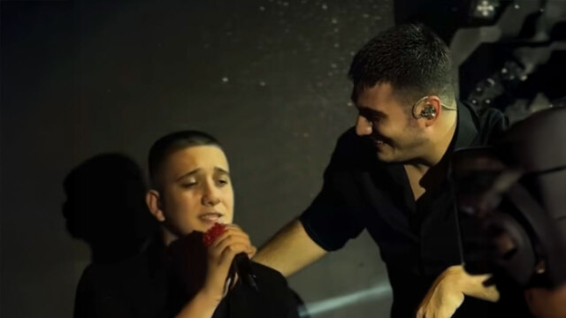 Ακόμη ένας Κακοσαίος στη σκηνή: Ο μικρότερος γιος του Πλούταρχου, Κωνσταντίνος τραγούδησε «Φυσάει πολύ» πλάι στον αδερφό του Γιώργο, βίντεο