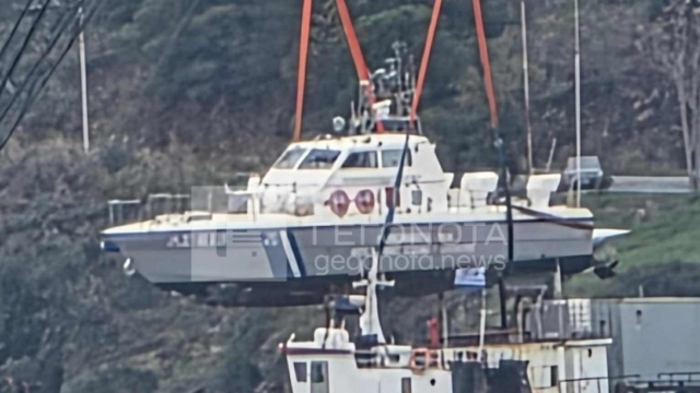 Βόλος: Ανελκύστηκε το σκάφος του Λιμενικού που έπεσε στα βράχια 