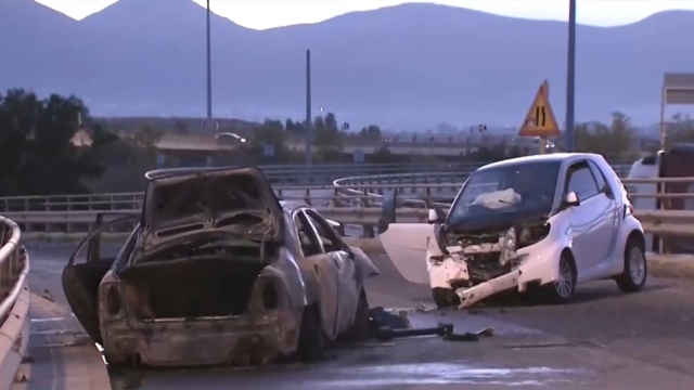 Αυτοκίνητο κάηκε ολοσχερώς μετά από τροχαίο έξω από το ΣΕΦ, δείτε βίντεο