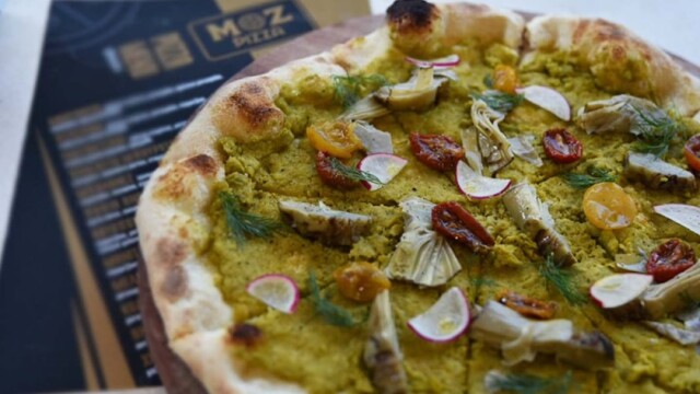 Moz Pizza: Ιταλική πίτσα, χανιώτικη μπίρα και βρετανική ροκ στον Κεραμικό