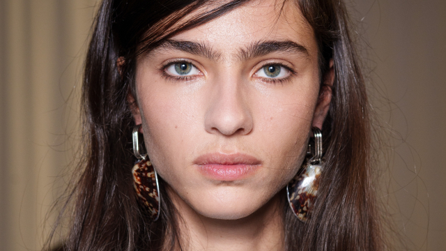 Γιατί η tubing mascara έχει γίνει η νέα εμμονή μας στο καθημερινό μακιγιάζ
