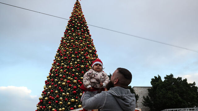 Γάζα: Για πρώτη φορά από την αρχή του πολέμου φωτίστηκε το χριστουγεννιάτικο δέντρο (βίντεο)
