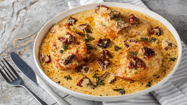 Τι είναι το Marry Me Chicken και γιατί έγινε η Νο2 πιο viral συνταγή παγκοσμίως του 2025;