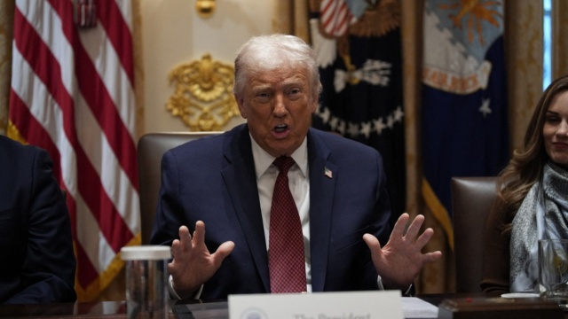 Ο Τραμπ διαβεβαιώνει πως οι τιμές στις ΗΠΑ καταγράφουν τεράστια πτώση χάρη σ’ αυτόν