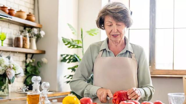 Πόσο συχνά τρώνε κρέας οι μακροβιότεροι άνθρωποι στον κόσμο – Κορυφαίος μελετητής απαντά
