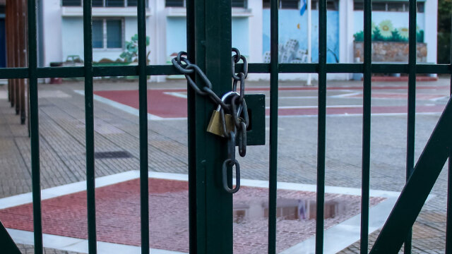 Αίγιο: 16χρονος ξυλοκόπησε συνομήλικό του έξω από σχολείο, συνελήφθη και η μητέρα του