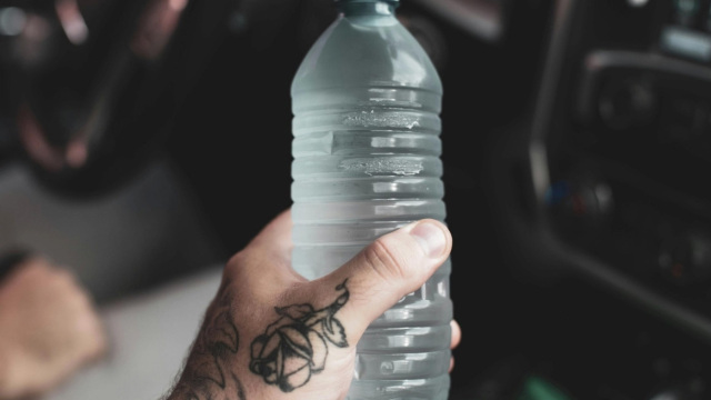 Έρχεται μεγάλη αλλαγή στα πλαστικά μπουκάλια: Γιατί θα έχουν πιο θολή εμφάνιση