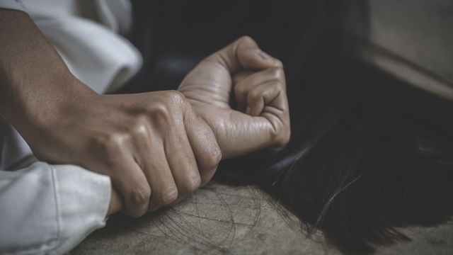 Συνελήφθη 45χρονος στο Ηράκλειο Κρήτης για εργασιακή εκμετάλλευση και κακοποίηση μάνας και κόρης
