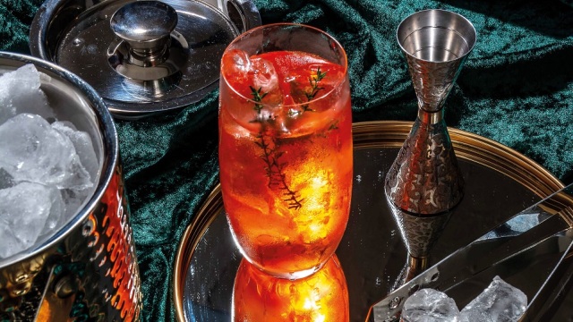 Το εορταστικό spritz που «φωτίζει» το γιορτινό τραπέζι