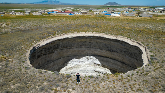 Σχεδόν 700 πελώριες καταβόθρες έχουν δημιουργηθεί στο Ικόνιο της Τουρκίας, δείτε βίντεο από ψηλά