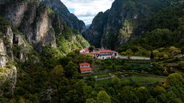 Ανεξερεύνητοι Τόποι: Η διαδρομή προς τη Μονή Στομίου στη χαράδρα του Αώου