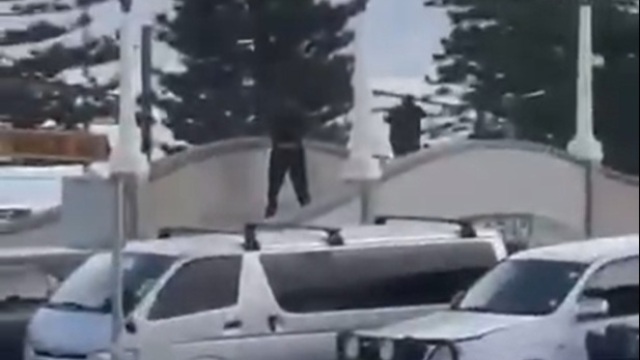 Συναγερμός στο Σίδνεϊ: Πυροβολισμοί από δύο άγνωστους στην παραλία Μπόντι, αναφορές για θύματα, δείτε βίντεο