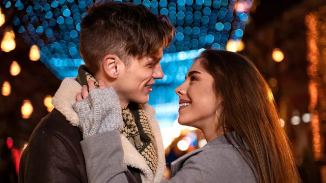 Είναι το φιλί πιο απολαυστικό με ανοιχτά ή κλειστά μάτια; Η επιστήμη απαντά
