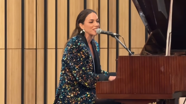 Η Κατερίνα Στικούδη τραγούδησε και έπαιξε πιάνο στο προξενείο της Ακτής Ελεφαντοστού στην Ελλάδα