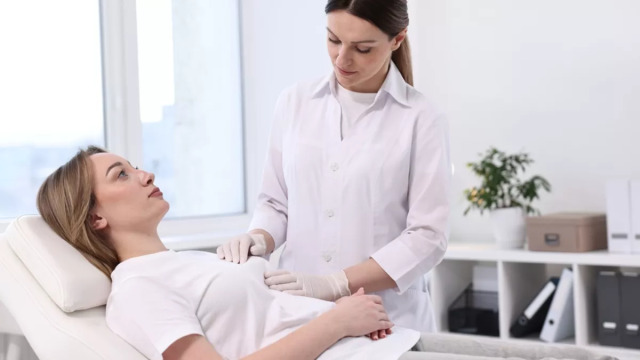 Καρκίνος μαστού: Πότε να ξεκινά ο προληπτικός έλεγχος – Ποια είναι τα ύποπτα συμπτώματα
