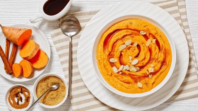 Πουρές γλυκοπατάτας: Η βελούδινη συνταγή που ταιριάζει στο γιορτινό τραπέζι