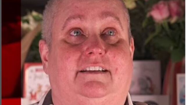 Όταν 47χρονη με καρκίνο σε τερματικό στάδιο ζήτησε κάρτες για «τα τελευταία της Χριστούγεννα» συνέβη ένα θαύμα (βίντεο)