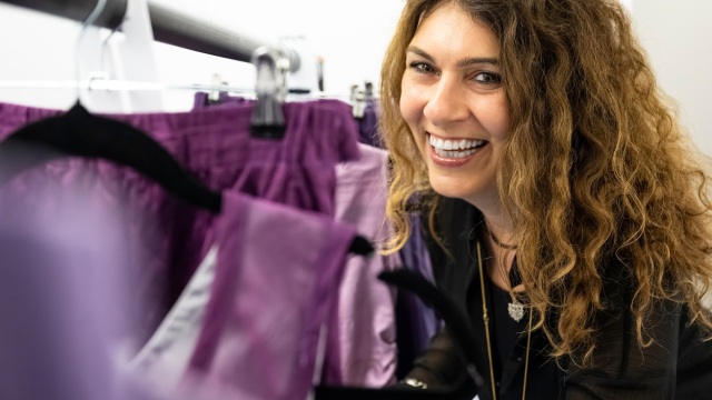 Μαγιού Τρικεριώτη: «Η Κρίστεν Στιούαρτ μού είπε ότι σιχαίνεται το μοβ αλλά το φορούν οι psycho και ήταν τέλειο για τη σκηνή» 