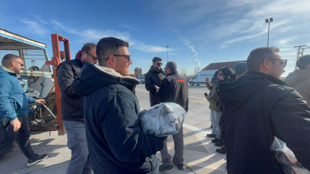 Αγρότες από το μπλόκο των Μαλγάρων μοίρασαν ρύζι στους διερχόμενους οδηγούς