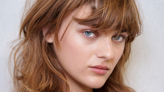 Το εύκολο τρικ με το σεσουάρ που εξασφαλίζει πως οι αφέλειες θα δείχνουν πάντα τέλειες