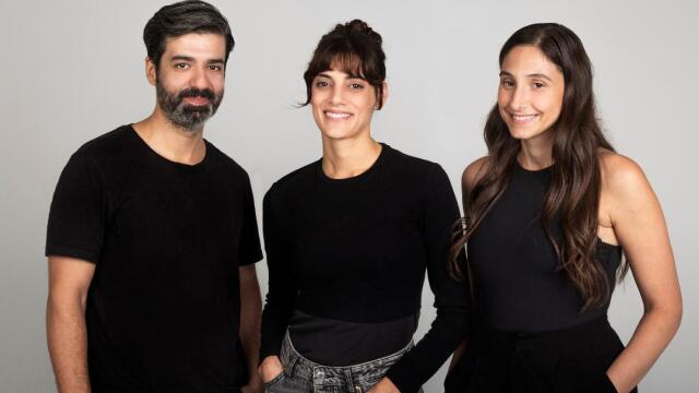 Χριστίνα Χειλά-Φαμέλη και Φωτεινή Αθερίδου μαζί στη σκηνή του Θεάτρου Ιλίσια Βολανάκης