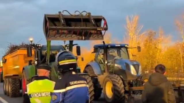 Στους δρόμους οι αγρότες και στη Γαλλία - Έκλεισαν κεντρικές οδικές αρτηρίες, απέκλεισαν σιδηροδρομική γραμμή