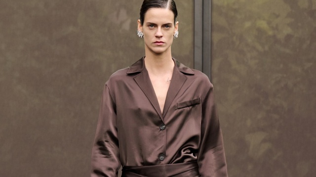 Σατέν παντελόνι: Το key-item για τις εμφανίσεις των γιορτών
